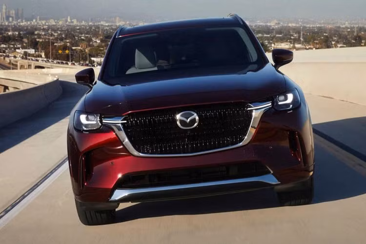 Một số trang bị tiện nghi khác bao gồm ghế trước chỉnh điện 10 hướng/thông hơi, sạc điện thoại không dây, hệ thống âm thanh Bose 12 loa, cổng USB Type C, điều hòa tự động 3 vùng, hệ thống đèn viền nội thất nâng cấp và cửa sổ trời toàn cảnh.