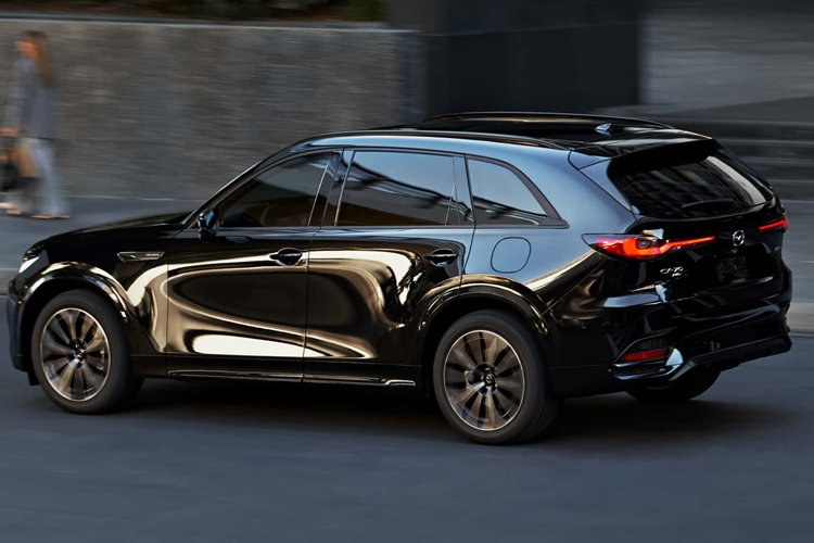 Dưới nắp capo là động cơ sáu xi-lanh thẳng hàng 3,3 lít tăng áp sản sinh công suất 280 mã lực và mô-men xoắn cực đại 450 Nm. Động cơ này đi kèm với hộp số tự động tám cấp và hệ dẫn động bốn bánh tiêu chuẩn.