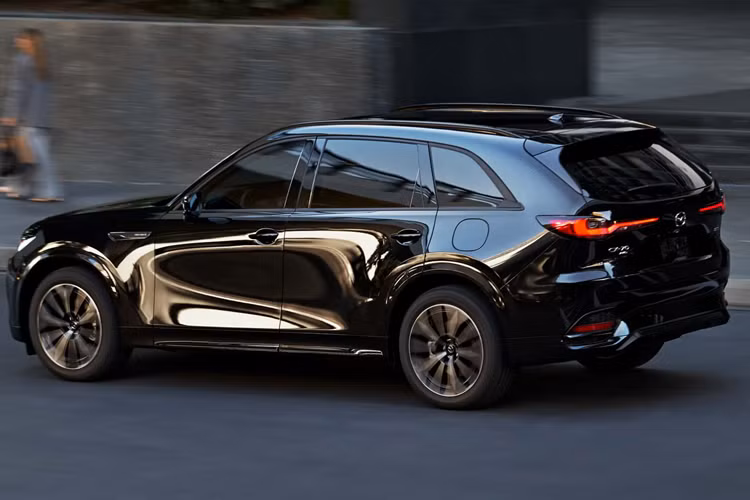 Dưới nắp capo là động cơ sáu xi-lanh thẳng hàng 3,3 lít tăng áp sản sinh công suất 280 mã lực và mô-men xoắn cực đại 450 Nm. Động cơ này đi kèm với hộp số tự động tám cấp và hệ dẫn động bốn bánh tiêu chuẩn.