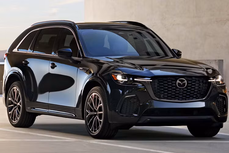 Về mặt an toàn, xe được tích hợp nhiều hệ thống hỗ trợ người lái bao gồm Kiểm soát hành trình bằng radar Mazda với tính năng Stop&amp;Go; cảnh báo điểm mù, hỗ trợ giữ làn đường; cảnh báo chệch làn đường, cảnh báo sự chú ý của người lái xe, hỗ trợ phanh thông minh, cảnh báo phương tiện cắt ngang phía sau và màn hình quan sát phía sau.