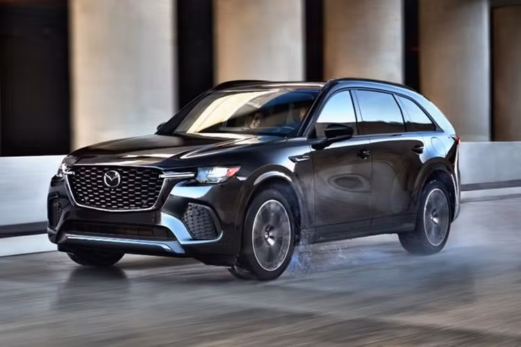  Mazda CX-70 Sản phẩm đứng đầu trong danh sách mẫu xe SUV Mazda đáng tin cậy nhất theo Topspeed là CX-70. Đây cũng là mẫu xe có giá bán cao nhất dải sản phẩm phổ thông của hãng xe Nhật Bản. Mặc dù việc CX-70 có giá cao hơn CX-90 khiến cho nhiều khách hàng cảm thấy khó hiểu, tuy nhiên, xét về mặt trang bị thì CX-70 không hề thua kém mẫu xe đàn anh, thậm chí còn cao cấp hơn.