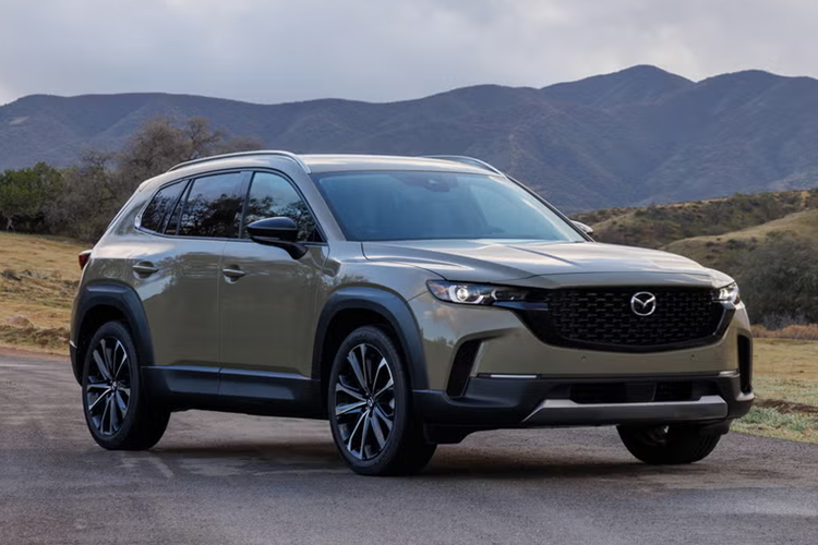 Mẫu xe này có tổng cộng 8 phiên bản khác nhau. Cả 8 phiên bản đều được trang bị động cơ bốn xi-lanh 2,5 lít, nhưng bốn phiên bản cao cấp nhất đi kèm với biến thể tăng áp, sản sinh công suất 256 mã lực. Biến thể không tăng áp chỉ sản sinh công suất 187 mã lực.