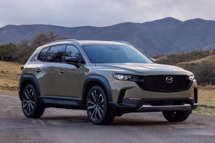 Mẫu xe này có tổng cộng 8 phiên bản khác nhau. Cả 8 phiên bản đều được trang bị động cơ bốn xi-lanh 2,5 lít, nhưng bốn phiên bản cao cấp nhất đi kèm với biến thể tăng áp, sản sinh công suất 256 mã lực. Biến thể không tăng áp chỉ sản sinh công suất 187 mã lực.