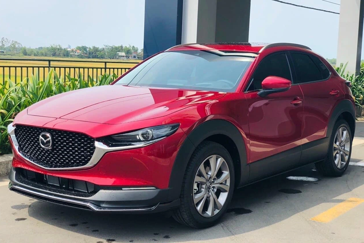Mazda CX-30 sử dụng động cơ xăng SkyActiv-G 4 xy-lanh 2.0L cho ra công suất 165 mã lực và mo-men xoắn cực đại 213 Nm. Đi kèm là hộp số tự động 6 cấp SkyActiv-Drive.
