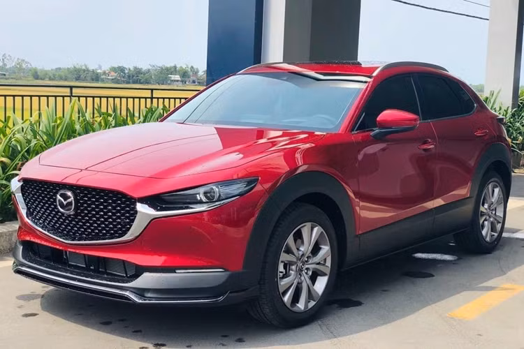 Mazda CX-30 sử dụng động cơ xăng SkyActiv-G 4 xy-lanh 2.0L cho ra công suất 165 mã lực và mo-men xoắn cực đại 213 Nm. Đi kèm là hộp số tự động 6 cấp SkyActiv-Drive.