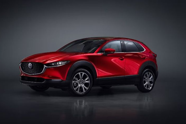  Mazda CX-30 Trong nhóm SUV-B, Mazda CX-30 nổi bật là mẫu xe sở hữu nhiều trang bị hiện đại nhất. Xe sở hữu màn hình thông tin giải trí có kích thước lên đến 10,25 inch, tích hợp Apple CarPlay không dây và Android Auto có dây. Ngoài ra, xe còn được trang bị hệ thống âm thanh 12 loa Bose, cửa sổ trời chỉnh điện, HUD, camera 360 độ, sạc không dây và cốp điện.