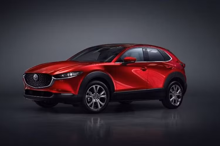  Mazda CX-30 Trong nhóm SUV-B, Mazda CX-30 nổi bật là mẫu xe sở hữu nhiều trang bị hiện đại nhất. Xe sở hữu màn hình thông tin giải trí có kích thước lên đến 10,25 inch, tích hợp Apple CarPlay không dây và Android Auto có dây. Ngoài ra, xe còn được trang bị hệ thống âm thanh 12 loa Bose, cửa sổ trời chỉnh điện, HUD, camera 360 độ, sạc không dây và cốp điện.
