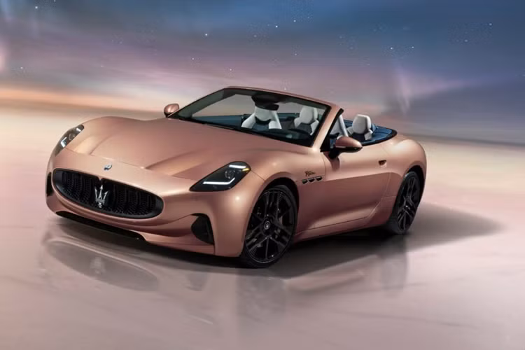  Maserati GranCabrio Folgore 2025 mới được phát triển dựa trên phiên bản mui cứng GranTurismo Folgore hiện tại. Về cơ bản, hai chiếc xe này có chung hệ truyền động, trang bị động cơ và có sự khác biệt chủ yếu nằm ở thiết kế mui trần với mui vải cổ điển.