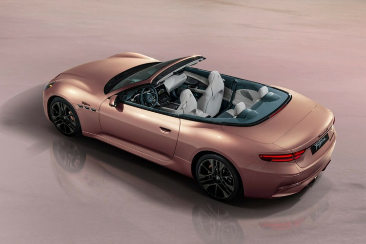 Ngoài ra, khách hàng sẽ có thể đặt mua một tấm chắn gió tùy chọn để giúp giảm thiểu hiện tượng rung gió. Mẫu xe được trang bị hệ thống truyền động với ba động cơ điện, hai động cơ được đặt phía trước và một động cơ ở phía sau.