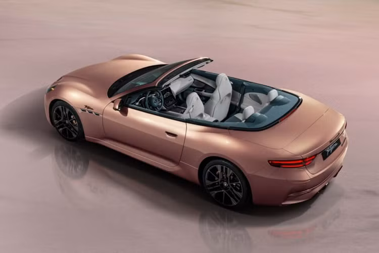 Ngoài ra, khách hàng sẽ có thể đặt mua một tấm chắn gió tùy chọn để giúp giảm thiểu hiện tượng rung gió. Mẫu xe được trang bị hệ thống truyền động với ba động cơ điện, hai động cơ được đặt phía trước và một động cơ ở phía sau.