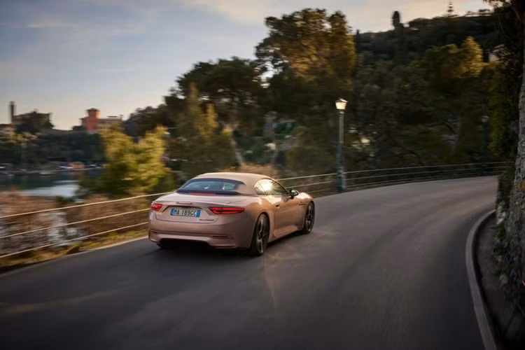 Về nội thất, xe được trang bị hệ thống âm thanh cao cấp với 16 loa, sưởi ghế. Giá xe Maserati GranCabrio Folgore 2025 hiện vẫn chưa được thương hiệu xe Ý công bố.