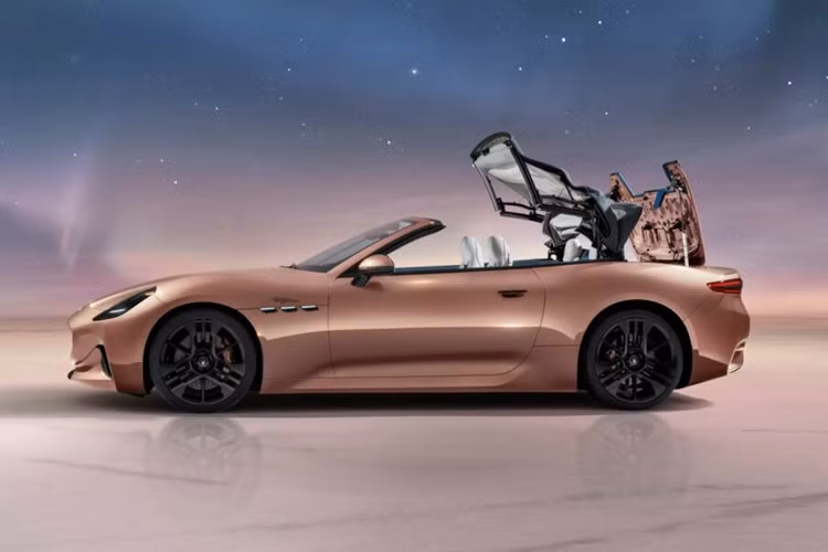 Điểm khác biệt lớn nhất giữa Maserati Folgore GranTurismo và GranCabrio chính là phần mui xe có khả năng đong mở chỉ trong vòng 14 giây ở tốc độ lên tới 50 km/h. Mui xe sẽ có tổng cộng 5 màu để khách hàng lựa chọn bao gồm màu đen Nero, xanh Blue Marine, xám Titan Grey, màu be Greige và màu đỏ đô Granata.