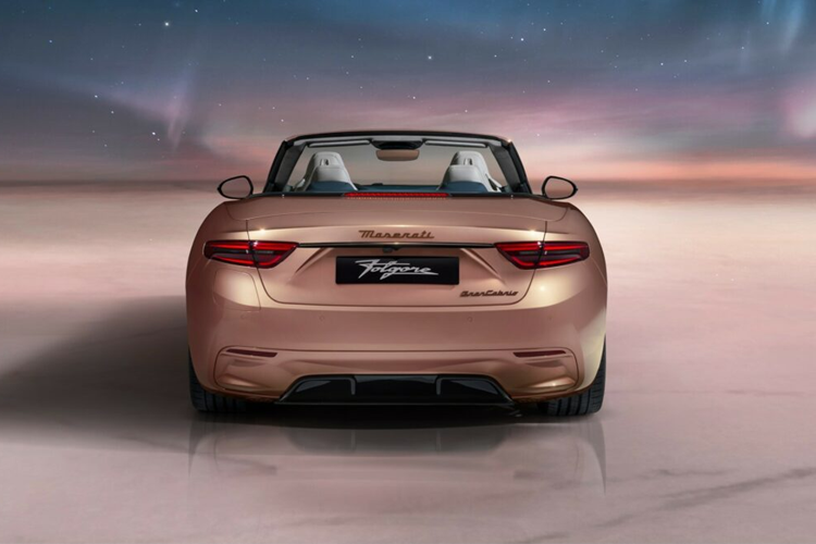 Ngoài ra, chiếc xe còn được trang bị hệ thống treo tay đòn kép ở phía trước và hệ thống treo đa liên kết ở phía sau, đồng thời chiếc xe được trang bị hàng loạt những trang bị sang trọng.