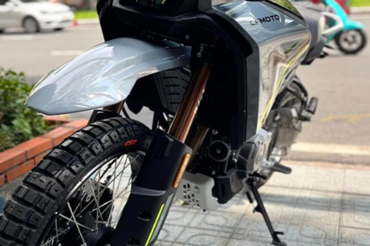 Ngoài ra còn có cổng sạc USB Type C để sạc thiết bị di động. 450MT được trang bị bộ lốp gai, không săm để dễ dàng di chuyển trên những khu vực có địa hình khó. Bánh xe dạng nan hoa có kích thước 21 inch ở phía trước, kết hợp lốp địa hình cỡ 90/90 R21. Bánh sau 18 inch đi kèm lốp 140/70 R18.