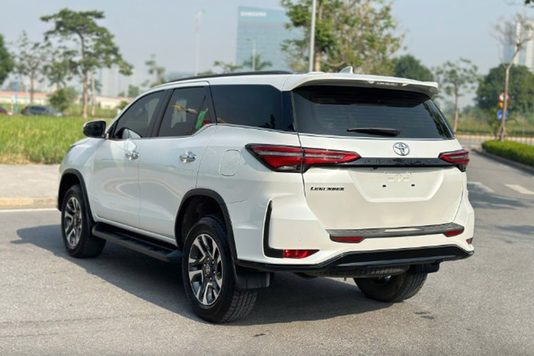 Về trang bị an toàn, Toyota Fortuner phiên bản mới vẫn sở hữu gói công nghệ an toàn Toyota Safety Sense với các tính năng bao gồm: Cảnh báo tiền va chạm (PSC), Cảnh báo chệch làn đường (LDA), Điều khiển hành trình chủ động (DRCC)...