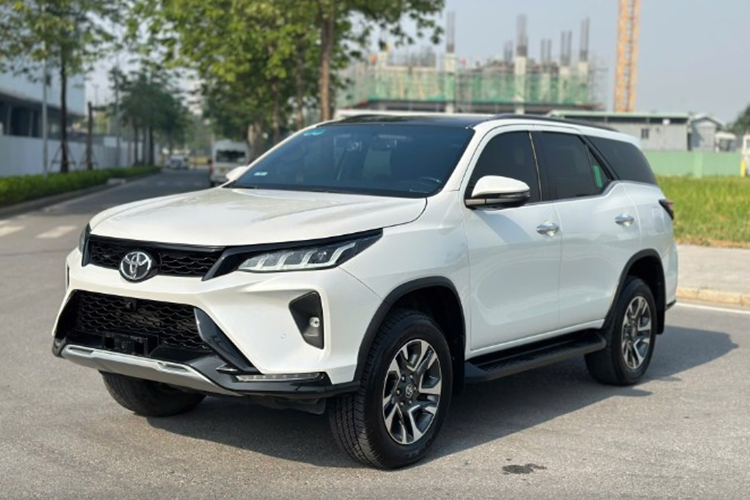 Trong khi đó, mức giá xe Fortuner Legender 2.7L 4x4 hai cầu dự kiến lên tới 1,395 tỷ đồng. Khách mua xe màu trắng ngọc trai sẽ phải chi thêm 8 triệu đồng và thêm 12 triệu đồng nếu muốn màu trắng ngọc trai nóc đen.