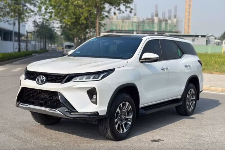 Trong khi đó, mức giá xe Fortuner Legender 2.7L 4x4 hai cầu dự kiến lên tới 1,395 tỷ đồng. Khách mua xe màu trắng ngọc trai sẽ phải chi thêm 8 triệu đồng và thêm 12 triệu đồng nếu muốn màu trắng ngọc trai nóc đen.