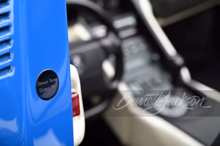 Vào giữa năm 2002, ông Trump đã bán chiếc xe này. Tính đến thời điểm đấu giá vào năm 2024, odo của chiếc xe mới chỉ khoảng 40.000 km.