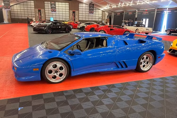 Tại sự kiện đấu giá, đám đông hơn 10.000 người tại Gila River Resorts and Casinos trở nên phấn khích khi mẫu Lamborghini từng gắn liền với hình ảnh doanh nhân của ông Trump xuất hiện. Chưa đầy 2 phút sau, chiếc xe đã tìm được chủ nhân mới với số tiền đấu giá cao nhất 1 triệu USD. 