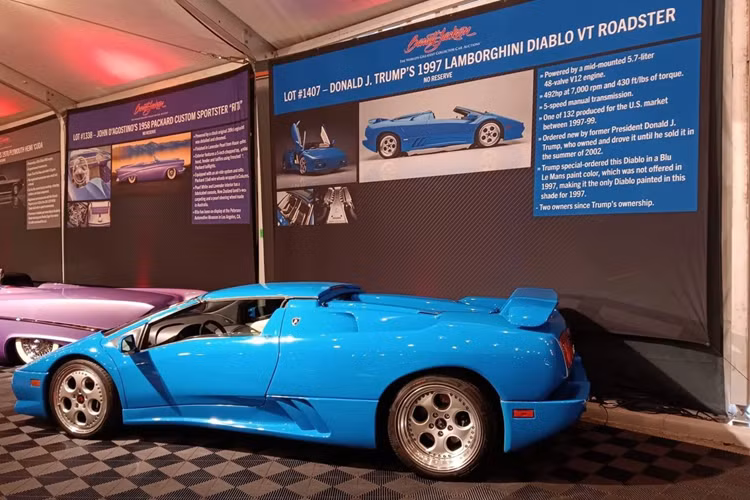 Cộng thêm phí đấu giá 10%, chủ nhân chiếc xe phải trả số tiền 1,1 triệu USD. Chỉ có 132 chiếc Lamborghini Diablo VT Roadster được phân phối cho thị trường Mỹ. Ông Trump là một trong số ít những khách hàng đầu tiên sở hữu mẫu xe này vào năm 1997.