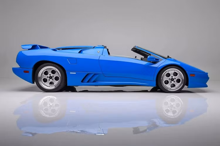 Vào năm 2015, chiếc xe đã được bán với giá 299.000 USD. Chỉ một năm sau đó, siêu xe Lamborghini của ông Trump được bán trên eBay với giá 460.000 USD.