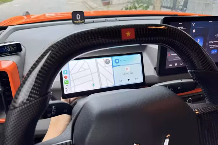 Kế đến là món ăn chơi không thể thiếu của các chủ xe VinFast VF3 chính là 2 dây để nâng nắp capô trước lên khi cần. Vòng ra bên sườn, đập vào mắt người xem chính là điểm nhấn với bộ mâm đa chấu, kích thước lớn, sơn màu tối rất hầm hố, khá phù hợp với vòm bánh xe mở rộng, sơn đen nhám của xe.