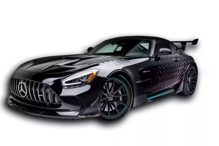 Ferrari 812 Competizione chỉ được giới hạn 999 chiếc trên toàn thế giới và rất tuyệt khi sắp có 1 xe về Việt Nam, tuy nhiên, là để tham dự Gumball 3000, mẫu xe này rất khó có cơ hội định cư hẳn ở nước ta vì giá bán đã tăng cao, hãng chọn người mua để giao chìa khóa.