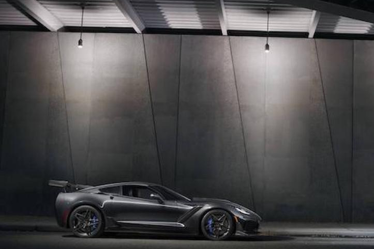 Chưa dừng lại đó, gói tuỳ chọn này còn bao gồm lốp hiệu suất cao của Michellin Pilot Sport Cup 2 và chưa tính đến việc Chevrolet Corvette đã sửa đổi khung gầm và hệ thống điều khiển từ xa (Magnetic Ride Control) cho ZR1. Mức giá bán của chiếc Chevrolet Corvette ZR1 2019 với gói tuỳ chọn ZTK Performance Package là 175.000 USD, tương đương 3,98 tỷ Đồng.