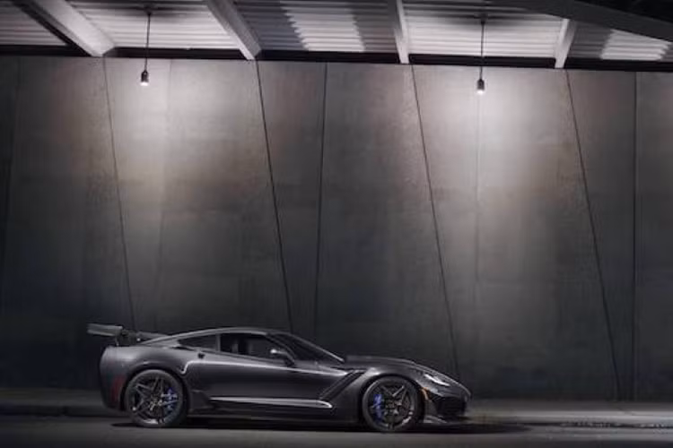 Chưa dừng lại đó, gói tuỳ chọn này còn bao gồm lốp hiệu suất cao của Michellin Pilot Sport Cup 2 và chưa tính đến việc Chevrolet Corvette đã sửa đổi khung gầm và hệ thống điều khiển từ xa (Magnetic Ride Control) cho ZR1. Mức giá bán của chiếc Chevrolet Corvette ZR1 2019 với gói tuỳ chọn ZTK Performance Package là 175.000 USD, tương đương 3,98 tỷ Đồng.