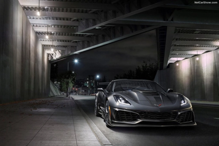 Động cơ trên kết hợp cùng hộp số tự động 8 cấp, sẽ giúp Chevrolet Corvette ZR1 thế hệ C7, đã dừng sản xuất sẽ chỉ mất khoảng thời gian 3 giây để tăng tốc lên 100 km/h từ vị trí xuất phát trước khi đạt vận tốc tối đa đầy ấn tượng là 340 km/h.