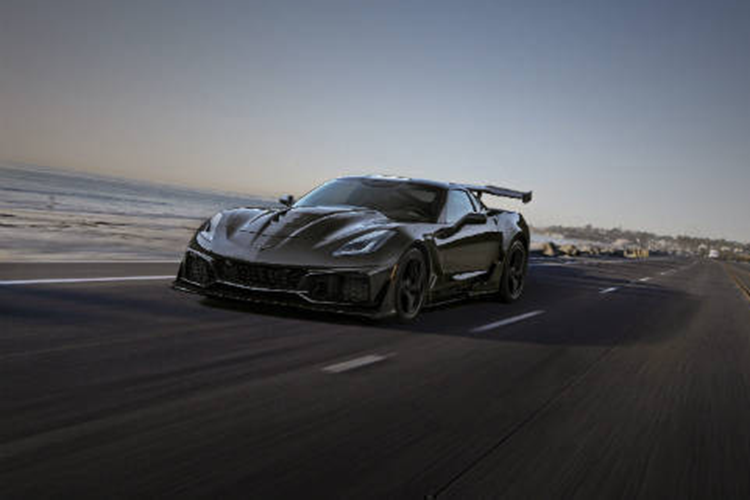 Giá bán trên chưa bao gồm thuế. Chevrolet từng thông báo C7 ZR1 là mẫu Corvette mạnh và nhanh nhất mà hãng từng tạo ra. Hãng xe thể thao đến từ Mỹ đã trang bị khối động cơ LT5 V8, dung tích 6.2 lít, sản sinh ra công suất tối đa 755 mã lực và mô-men xoắn cực đại 969 Nm.