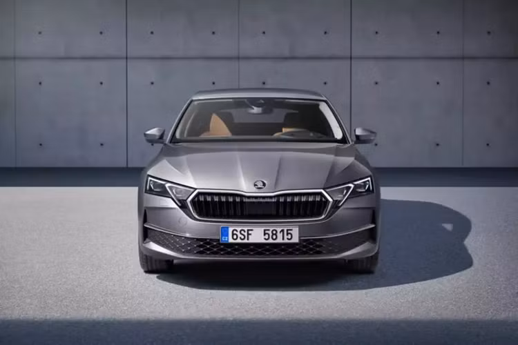 Là mẫu xe bán chạy nhất của thương hiệu Skoda nên Octavia đương nhiên sẽ được "chăm sóc" cẩn thận. Ở phiên bản nâng cấp, mẫu xe này được thay đổi nhẹ trong thiết kế và tăng cường công nghệ. Tại thị trường quốc tế, Skoda Octavia bản nâng cấp tiếp tục có 2 cấu hình thân xe là sedan (Limo) và station wagon (Combi).