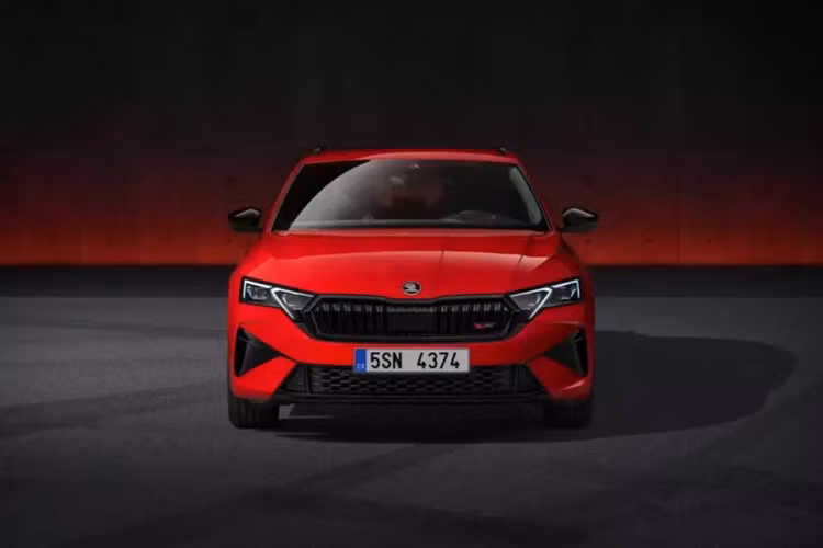 Ngoài ra, các nhà thiết kế của thương hiệu Skoda còn cải tiến cả cản sau và tạo hình bên trong đèn hậu của mẫu xe hạng C này. Ở bản Sportline, xe sẽ đi kèm nhiều chi tiết ngoại thất màu đen bóng nhằm tạo cảm giác thể thao hơn.