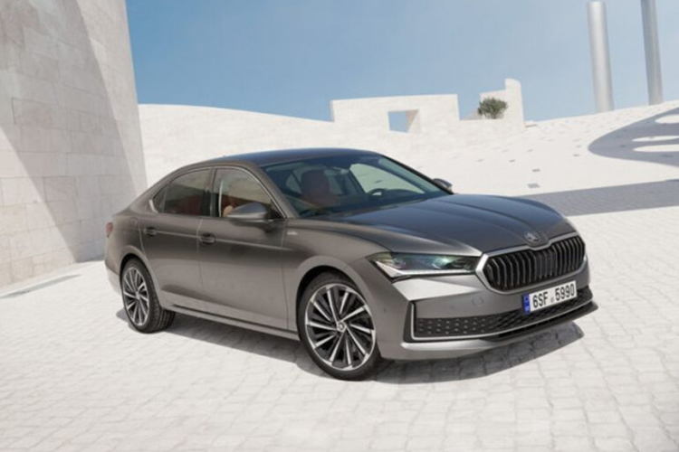 Các động cơ này kết hợp với hộp số sàn 6 cấp hoặc hộp số tự động ly hợp kép DSG 7 cấp. Trong tương lai, mẫu xe này sẽ có thêm phiên bản plug-in hybrid (iV) với khả năng tiết kiệm nhiên liệu ấn tượng hơn.