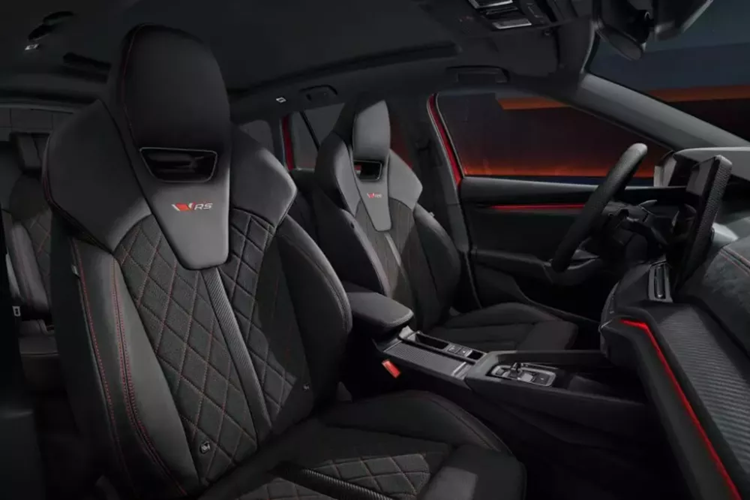 Xe có thêm tính năng hỗ trợ đỗ xe điều khiển từ xa, kết hợp với điều khiển bằng giọng nói Chat GPT dựa trên trí thông minh nhân tạo AI. Nằm bên dưới nắp ca-pô của Skoda Octavia 2024 là tổng cộng 8 tùy chọn động cơ, bao gồm cả máy xăng, máy dầu và mild hybrid.