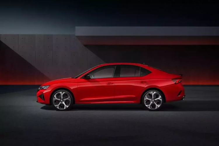 Hệ thống treo thể thao cũng giúp hạ thấp gầm cho bản Sportline trong khi vành hợp kim 19 inch là trang bị tùy chọn. Trong khi đó, bản RS thể thao tạo sự khác biệt bằng cản trước/sau hầm hố hơn, khe gió hình tam giác trên đầu xe và 2 ống xả phía sau.