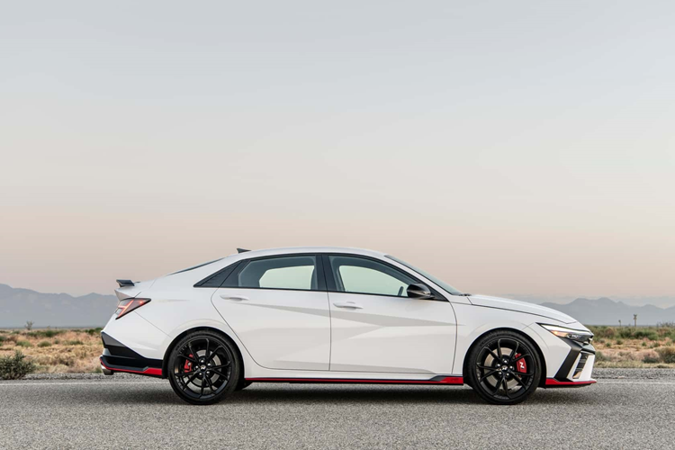 Các cải tiến trên Hyundai Elantra N còn bao gồm sử dụng bánh xe hợp kim rèn 19 inch tiêu chuẩn, giúp giảm được 15 kg. Đi kèm là bộ lốp mùa xe Michelin Pilot Sport 4S ti êu chuẩn, cải thiện áp suất chịu tải ở cầu trước, hỗ trợ vào cua ổn định ở tốc độ cao.