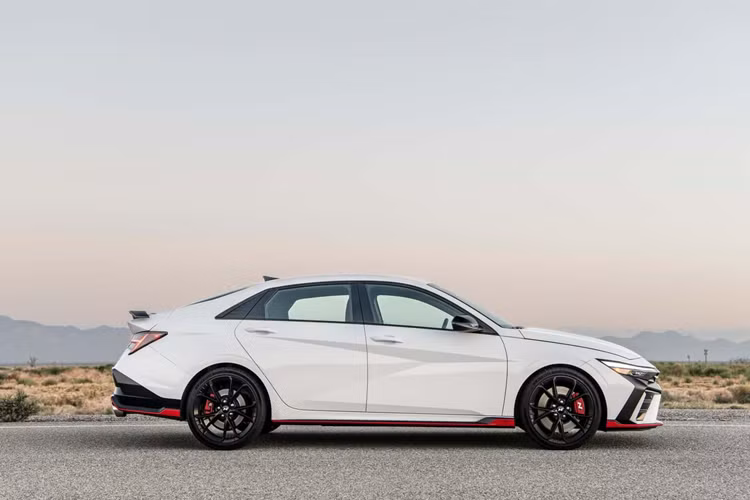 Các cải tiến trên Hyundai Elantra N còn bao gồm sử dụng bánh xe hợp kim rèn 19 inch tiêu chuẩn, giúp giảm được 15 kg. Đi kèm là bộ lốp mùa xe Michelin Pilot Sport 4S ti êu chuẩn, cải thiện áp suất chịu tải ở cầu trước, hỗ trợ vào cua ổn định ở tốc độ cao.