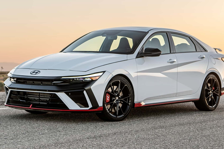 Ngoài ra, giá đỡ động cơ cũng được nâng cấp giảm độ rung, hệ thống treo sau bổ sung các ống lót bằng urethane. Cũng với đó bộ giảm chấn, hệ thống lái và hệ thống kiểm soát độ ổn định cũng được tinh chỉnh để phù hợp những nâng cấp mới.