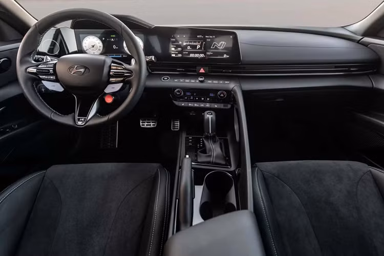 Mức giá xe Hyundai Elantra N 2024 mới vừa ra mắt tại Mỹ đã tăng thêm 835 USD (20 triệu đồng) và chạm mốc 34.850 USD (851 triệu đồng) và hiện tại xe có mặt tại đại lý và đã sẵn sàng đến tay khách hàng.