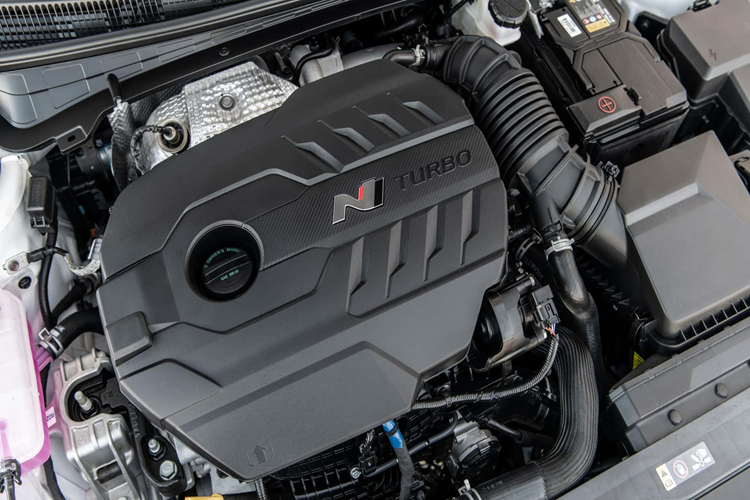 Hệ thống lái trên Hyundai Elantra N 2024 cũng được nâng cấp với tỷ số truyền tối ưu và khớp nối đa năng mới, cải thiện cảm giác lái và độ chính xác.