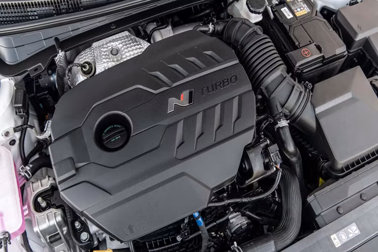 Hệ thống lái trên Hyundai Elantra N 2024 cũng được nâng cấp với tỷ số truyền tối ưu và khớp nối đa năng mới, cải thiện cảm giác lái và độ chính xác.