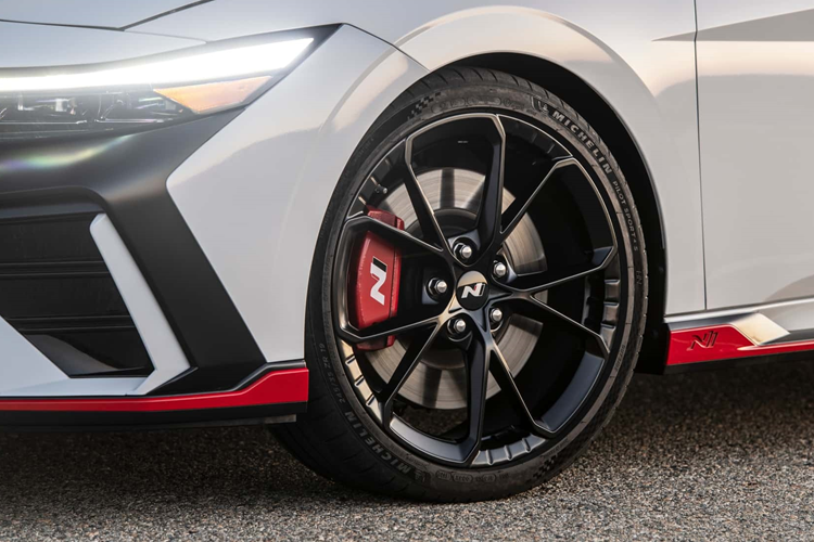 Mặt ca-lăng phía trước có những tinh chỉnh về khí động học, mang đến hiệu quả làm mát tốt hơn cho bộ tản nhiệt, cũng như hệ thống phanh, giúp quá trình phanh đạt hiệu suất cao và ổn định hơn. Ngoài ra, Hyundai Elantra N còn bổ sung hệ thống giải nhiệt bằng chất lỏng, giúp cho phanh không bị quá nóng.