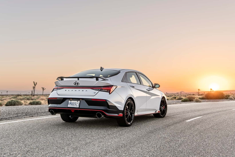 Hyundai Elantra N 2024 không có bất kỳ nâng cấp ở động cơ. Bản hiệu năng cao của Elantra vẫn duy trì động cơ 2.0L 4 xi lanh thẳng hàng tăng áp cho công suất tối đa 276 mã lực và mô-men xoắn cực đại 392 Nm. Đi kèm hộp số sàn 6 cấp tiêu chuẩn và hộp số ly hợp kép 8 cấp dưới dạng tùy chọn.