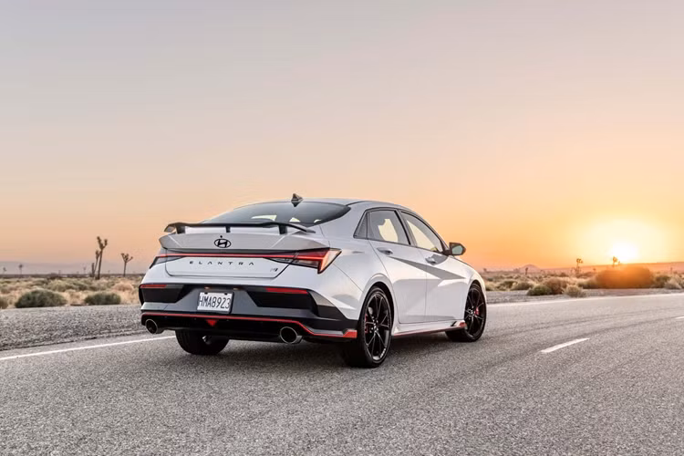 Hyundai Elantra N 2024 không có bất kỳ nâng cấp ở động cơ. Bản hiệu năng cao của Elantra vẫn duy trì động cơ 2.0L 4 xi lanh thẳng hàng tăng áp cho công suất tối đa 276 mã lực và mô-men xoắn cực đại 392 Nm. Đi kèm hộp số sàn 6 cấp tiêu chuẩn và hộp số ly hợp kép 8 cấp dưới dạng tùy chọn.