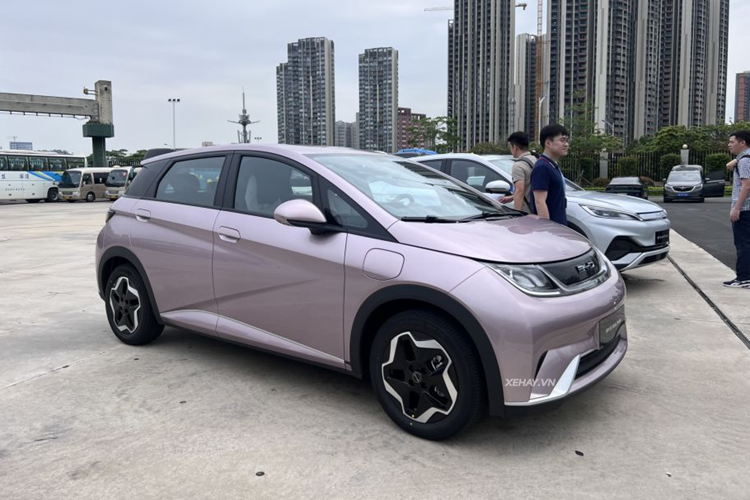 Trước mắt, thương hiệu ôtô BYD sẽ giới thiệu 3 mẫu xe thuần điện là: Atto 3 (SUV cỡ B+), Dolphin (hatchback cỡ nhỏ) và Seal (sedan cỡ C+) tại thị trường Việt Nam. Đây là 3 mẫu xe rất hot của BYD, đã đang thành công tại các thị trường như Thái Lan và Malaysia.