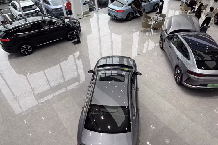 Dự kiến, BYD sẽ phát triển hệ thống đại lý tại 20 tỉnh thành trên cả nước. Theo ông Liu Xue Liang, hiện tại, BYD sẽ không đầu tư trực tiếp xây dựng các trạm sạc tại Việt Nam mà sẽ thông qua các đối tác trong nước để làm việc này.