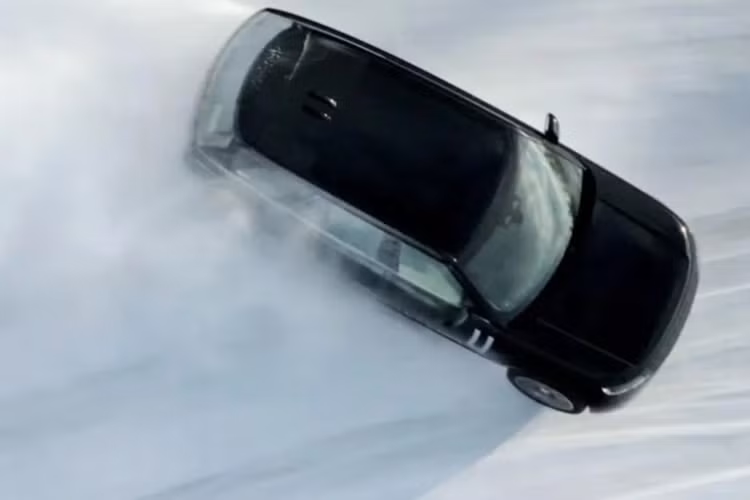 Mức giá xe Range Rover Electric 2025 chưa công bố, nhưng dự kiến sẽ ra mắt vào cuối năm nay. Xe sẽ cạnh tranh với Porsche Macan chạy điện và các mẫu SUV điện sang trọng khác.