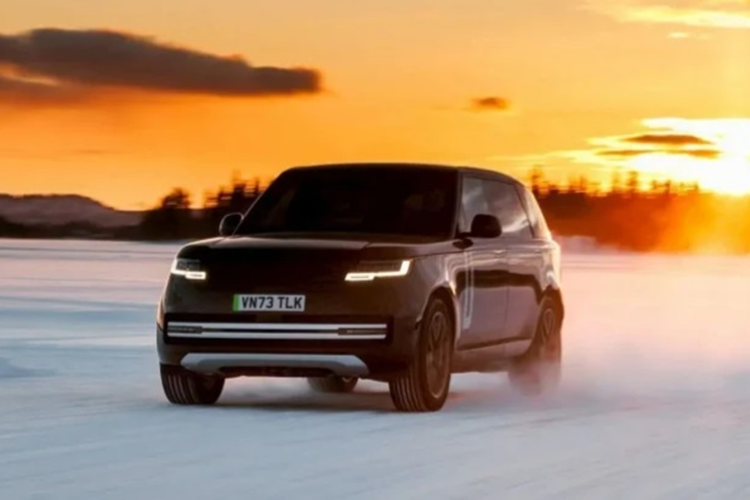 Dù chưa tiết lộ thông số động cơ và pin, nhưng hãng tiết lộ, Range Rover Electric 2025 mới sẽ dùng kết cấu 800V và có tính năng vận hành như xe dùng động cơ V8. Range Rover Electric sẽ được trang bị phần mềm pin xe điện tiên tiến của Fortescue.