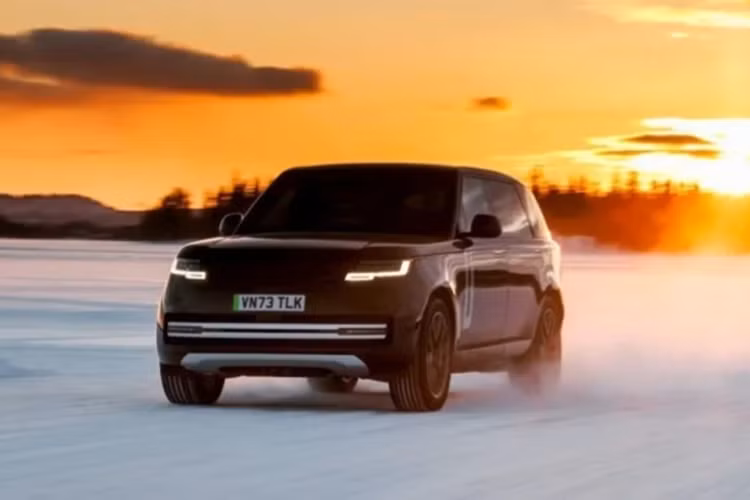 Dù chưa tiết lộ thông số động cơ và pin, nhưng hãng tiết lộ, Range Rover Electric 2025 mới sẽ dùng kết cấu 800V và có tính năng vận hành như xe dùng động cơ V8. Range Rover Electric sẽ được trang bị phần mềm pin xe điện tiên tiến của Fortescue.